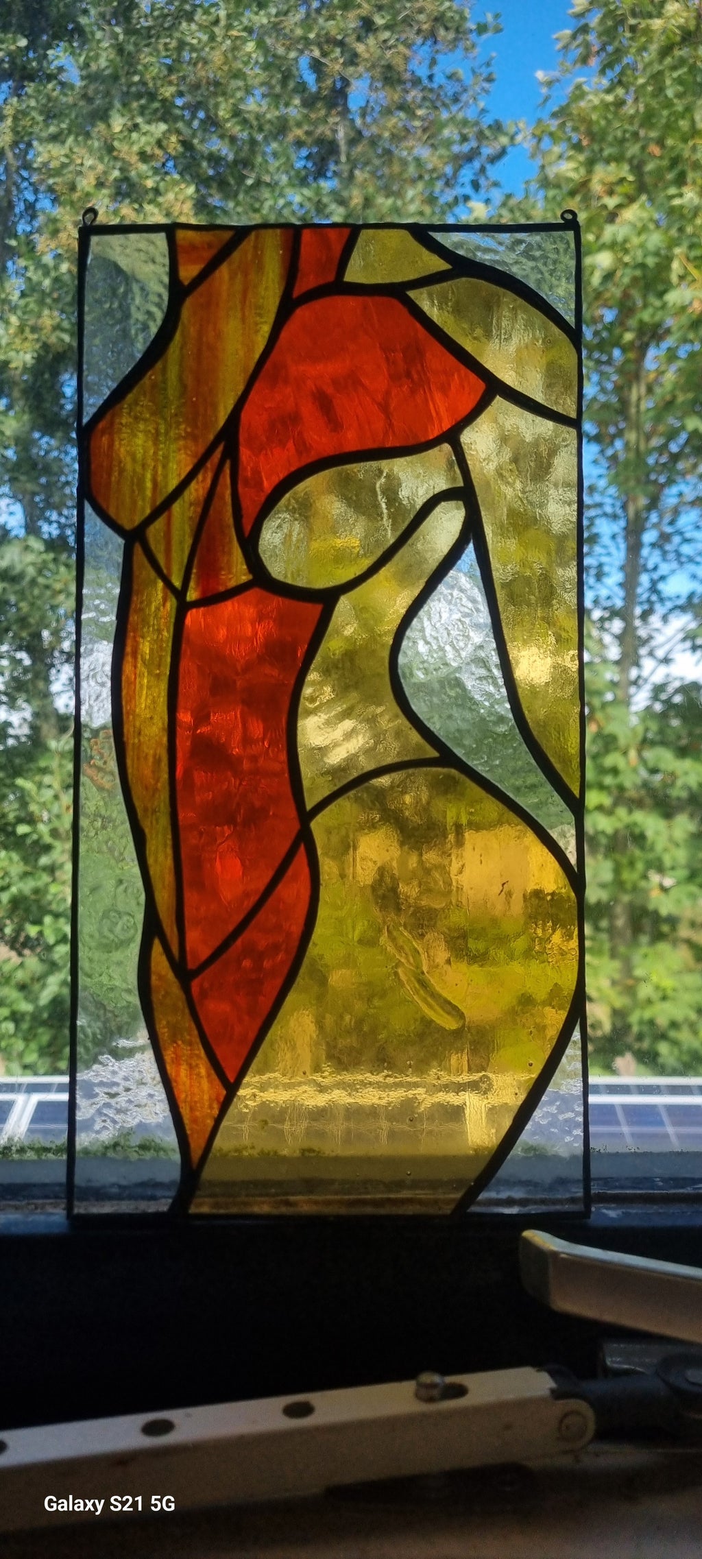 Abstract Glas-in-Lood Raampaneel – Curvy Silhouette in Warme Herfsttinten (14 x 28 cm)