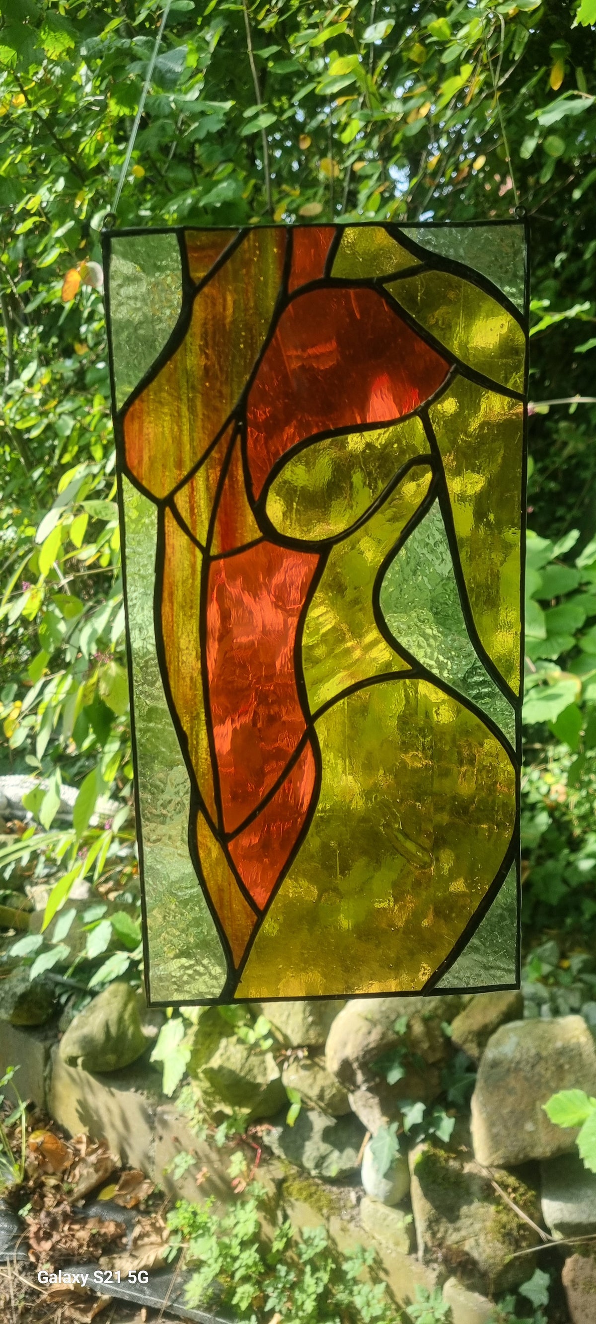 Abstract Glas-in-Lood Raampaneel – Curvy Silhouette in Warme Herfsttinten (14 x 28 cm)