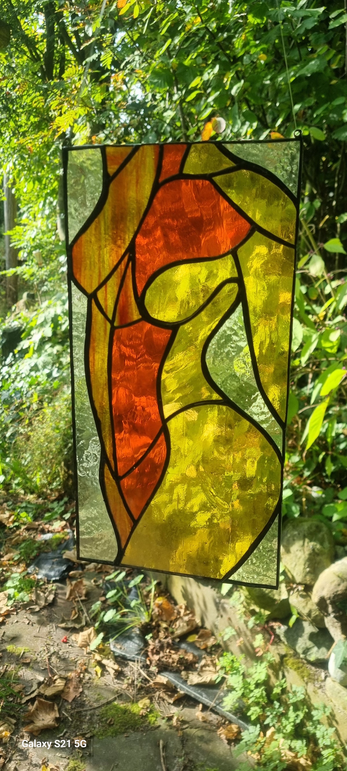 Abstract Glas-in-Lood Raampaneel – Curvy Silhouette in Warme Herfsttinten (14 x 28 cm)