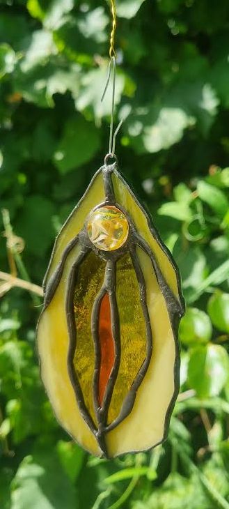 Yoni raamhanger amber