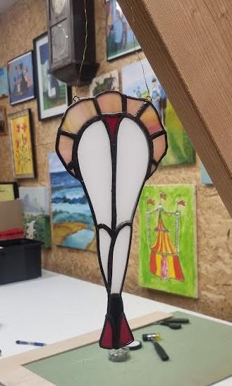 Abstract Glas-in-Lood Raampaneel – Curvy Silhouette in Opaalwit & Dieprood (11 x 26 cm)