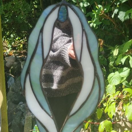 Spiegel Yoni/Vulva glaskunst in turqoise en wit, glas in lood